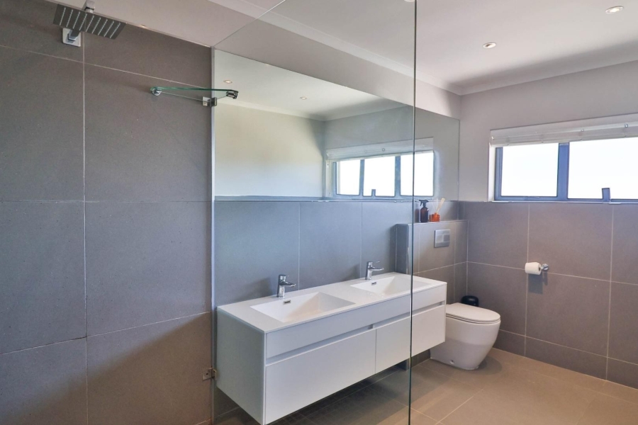 5 Bedroom Property for Sale in De Kelders Western Cape